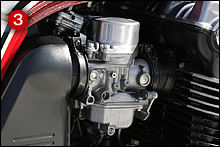 ホンダ独自で開発した、アルミピストンを持つVDキャブはゴム製ダイヤフラムを持たないのが特徴。トップカバー左上に見えるのは、燃料コックと別体で取り付けられた負圧コック。