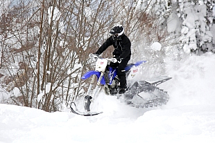 ホリさんは愛機のフサベルがオイルを吹いてしまい、体験ツアー用YZ450Fに乗り換え。ホソカワさん同様この日が２回目と言うが、マシンが変わっても走りは抜群。マウンテンホースは誰でも乗れる事が分かる。