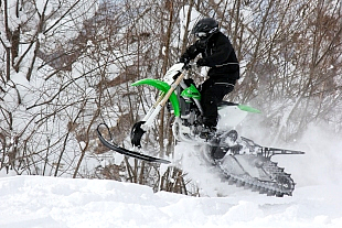 アンドレスさんの次に走りがキレていたイケダさん。バイク経験は豊富と言うだけにアクセルの開けっぷりが良く、カワサキ KLX450Rをバンバン空中に浮かす。身体の使い方も上手いのか、長い時間乗っていたのも印象的。