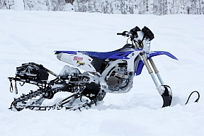 今回、体験ツアーで乗ったマウンテンホース。ヤマハ WR450Fをベースにキットを組み込んだ物で、長距離移動用にバッグやスコップが取り付けられている。