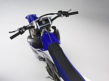 YZ250F も、“スマッシュムーブメント”コンセプトのデザインを採用。エアフィルターの位置、ガソリンタンクの機構など YZ450F と共通になる。シートも新作になっている。