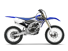 YZ250F のサイレンサーは 450cc よりもさらに車体中央に寄せられていて、まるで２ストロークマシン並になっている。慣性質量でどのくらい運動性能に効果があるか、興味深い。