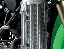 エンジン性能の向上に伴い、ラジエーターを大型し、冷却性能を向上させている。KX85のラジエーターは右側のみのシングル設計。