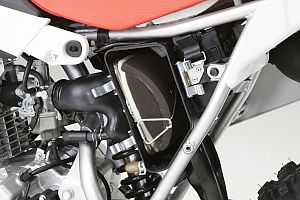 低中速での粘りを出すために、エアクリーナーエレメントも見直しがされ、CRF100Fでは円筒形状だったものが、CRF450Rと同じ台形円筒形状に変更された。