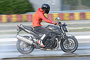 バンディット1250 ABSで80km/hからのフルブレーキ。しっかりとABSを働かせるためのグリップ力と、挙動を見せない操安性が確認できた。