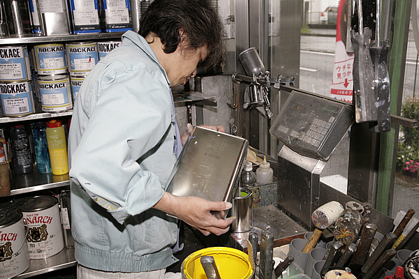 オモシロ 缶 スプレー 自分だけの色を作れる缶スプレー 特集記事 最新情報 バイクブロス