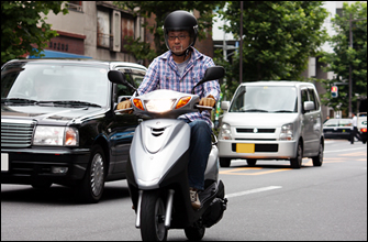 アクセルを全開でも劇的な加速を見せるわけではない。それでも市街地では車の流れをリードしながらキビキビと走る性能は必要にして十分。遠心クラッチの繋がりも自然なフィーリングでストレスを感じることも無い。渋滞している右側車線を横目に、駐車車両を縫うように左側車線を縦横無尽に突き進める。朝が苦手な通勤ライダーには嬉しい魅力では?