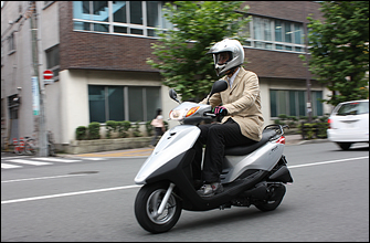 実ははじめて2種原付にのりました。原付だと通勤・通学で通る幹線道路で流れに乗れないけど、アクシス トリートは流れに乗れる大人のスクーターという印象。快適です（笑）。ビッグスクーターに乗るつもりはないけど、便利なバイクは一台ほしい…出来ることなら維持費はあまりかけたくない。そんなわがままな人にピッタリだと思います。良いなぁ、コレ。