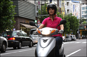 車体が軽いので、人通りの多い街中での頻繁な停止も安心してできました。あと、センタースタンドを初めて自信持って立てることができました。これも車体の軽さのお陰ですね。「都内を移動するには125ccのスクーターが一番便利」という評判はよく耳にしますが、低速走行も平気、回せば車の流れに乗れちゃうので、その言葉の意味が判るような気がしました。