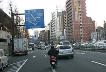 品川駅を通り過ぎＪＲの線路をこえるところは、意外と急坂で、しかも交通量が多いのですが、シード号は難なくクリア！