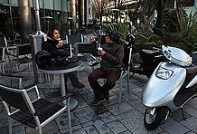 なんだかんだ言っても、電動バイクって便利だよね。ということで落ち着いた二人のバイク好き。次回は日常整備編です。