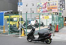 せっかくアキバに来たのでちょっくら散策。JR秋葉原駅のすぐ近くには、二輪専用駐輪場もアリ！　これは嬉しいですねぇ。人通りも多く防犯面も安心です。「モノスゴイ痛車いないかな～？」と期待するも、この日は姿無し。残念！