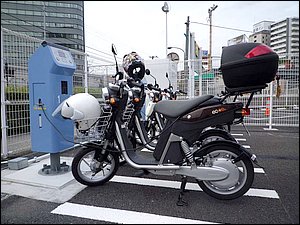 インフラの設備浸透が将来の電動バイクの仕様を決めると言っても過言ではない。写真は公共の電動バイク用充電スタンド。こうした設備整備の広がりが電動バイク普及の大きな鍵を握っているのだ。