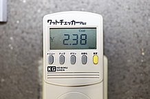 ワットチェッカーを使って充電時の電気代を計測。バッテリーが空に近い状態では1時間あたり2.7円、満充電に近づくと2.4円ほど。平均すると2.5円／1時間。満充電までは9時間ほどですから、電気代は20円台で収まります。