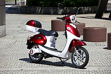 車体色はギラギラとしたメタリックが入っているのでこのような輝き。10万円以下でこの外装は嬉しいポイント。