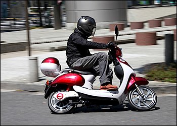大柄な男性が乗るとさすがに小さく見えますが、女性には特にオススメのサイズといえます。オシャレに街を流して欲しいですね。