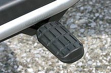 ゴム製の大きなフットレストは、履いている靴の形状を問わずしっかりと踏ん張ることができます。でも、雨の日は滑りやすいので注意。