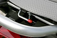シートの後ろにレバーを持ち上げるとヒンジが開いてバッテリー部分へアクセスできます。レバーは精度がよく、ガタツキもありません。