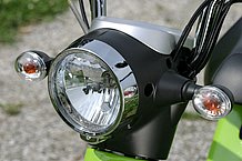 ヘッドライトやウインカーはオーソドックスな丸型ですが、樹脂部品の安っぽさは皆無。ニッコリ笑った顔のようなメーター表示は、口の部分がバッテリー残量を示しています。真ん中の「Pow」表示はパワーモードで点灯します。