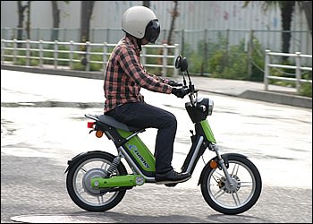 電動バイクへの認知はまだこれから、という現在の交通事情では、ひと目でそれと分かるスタイルは安全上でも大きな意味があります。