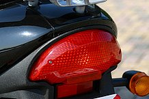 スポーツバイクについていそうなデザインのテールランプもLEDでウインカーと共に視認性は良好です。ここだけ見ると原付に見えないかも？