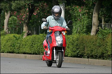 迫力ある二眼仕様のフロントマスクや、グラマラスなカウルで50ccにしては立派な車格に見えます。走りもキビキビしてますよ～。