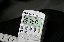 充電開始時では急速充電モードのため、約1時間あたり23.5円。80％充電までは2.5時間必要ですから、計算すると約60円。その後は緩やかな充電モードに入るため、総計では100～150円という計算になります。急速充電中の消費電力は1250W近辺で大型白物家電同等ですが、ガソリン代に比べれば安い！