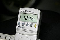 充電開始時では急速充電モードのため、約1時間あたり23.5円。80％充電までは2.5時間必要ですから、計算すると約60円。その後は緩やかな充電モードに入るため、総計では100～150円という計算になります。急速充電中の消費電力は1250W近辺で大型白物家電同等ですが、ガソリン代に比べれば安い！