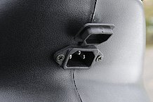 充電プラグはシート下前方に。このレイアウトやプラグ形状は、中国製のその他EVとまったく同じものですね。もちろんカバー付きです。