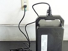 駐輪場所に電源がない場合は、バッテリーは引き抜き、専用充電器で充電可能。バッテリーは女性でも持ち運びできる重量ですので、ご安心を。