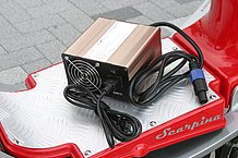 専用充電器はファン付。また、充電状況を５段階に分けてLEDで表示する親切なガイド機能も装備。現車はリチウムイオンバッテリーなので約２～３時間で充電可能です。