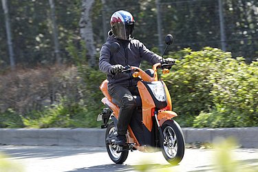 数ある電動バイクの中でも、デザイン的なチャレンジをしている車両はまだ極少数。そのうちのひとつがミレットです。外装は、樹脂パーツを多用してボディ色の占める割合が多く、そうした工夫も見た目の軽快さにもつながっていると言えます。ミレットのデザインは、ユーザーの所有欲をくすぐるような魅力がありますね