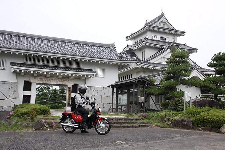 かすみがうら市の郷土資料館はお城を模して造られています。門と天守閣……バイクと一緒に記念撮影しても絵になりますね