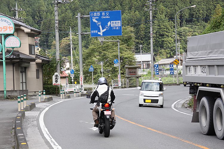 東京から秩父への下道最短ルートが国道299号線。平日はダンプ、休日はマイカーやバイクで交通量が多い。顔振峠入り口には看板がある