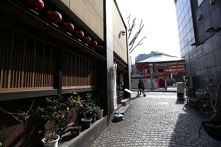 善國寺の毘沙門天に見守られた神楽坂は、表通りを一歩入ると石畳の横丁が縦横に走る。江戸の風情を今に残す貴重な街だ