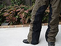 マフラーなどによるスーツのダメージを防ぐため、パンツ部分にはデュポン社製難燃素材「ノーメックス」を採用。ありがちなスーツダメージは起こりえない。