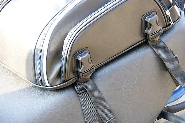 本体側のバックルはバッグの両サイドに直接設置。遊びが少なく、しっかりと固定できるのでライディング中の安心感は抜群。