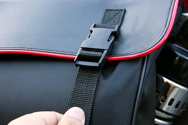 バッグ開口部のフラップを固定するベルトには余裕がかなりある。そのため少々無理をすればかなりの荷物を呑み込んでくれる。もちろんワンタッチで絞込み可能。