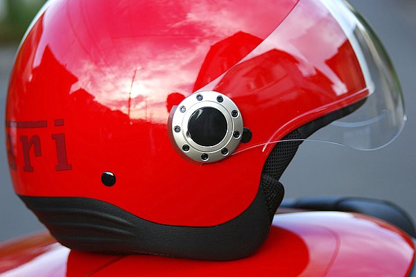 シールドのヒンジはフェラーリのレースホイールハブを再現したデザイン。クリックはないがその感触には高級感が漂う。