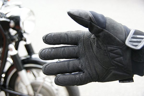 レバーを掛ける指先、グリップを握る指の付け根には「TAICHI」の文字で滑り止め加工が施される。バックスキン調の素材は耐久性も高い。