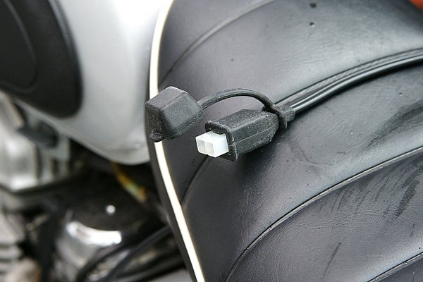 あらかじめ車載バッテリーに車両ケーブルを装着しておくのがもっとも基本的な使い方。充電時は本体側ケーブルを接続する。端子分部は防滴仕様。