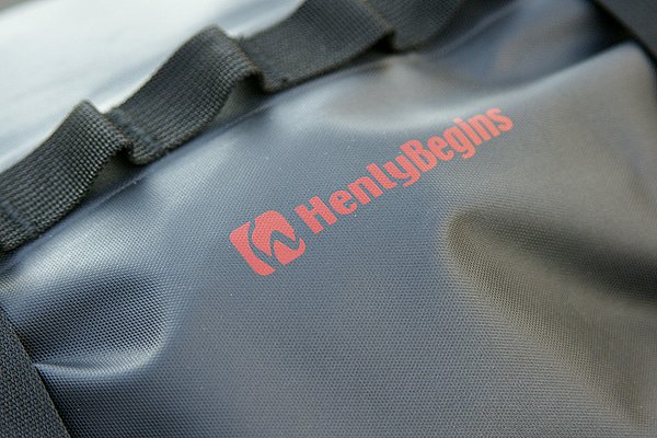 ヘンリービギンズのロゴがアレンジされた素材の表面には織り目模様があり、シックで高級感が溢れる外観となっている。