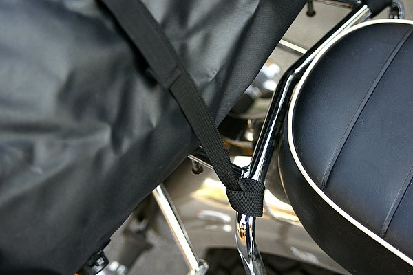 専用の固定ベルトを付属品として同梱。あらかじめバイク側にこのベルトを装着しておけば、簡単・確実にこの大きなバッグを固定できる。