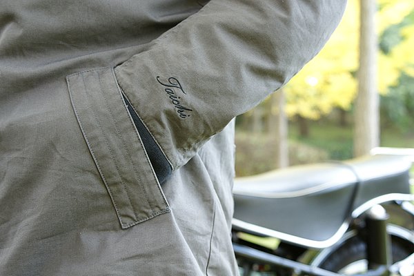 左手の袖口には、あくまでもさりげなく「Taichi」の刺繍が。ポケットは厳寒期のハンドウォーマーとしても有効な装備である。