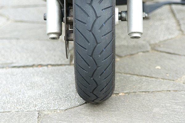 車体の傾斜に素直に追従するフロント。トレッドパターンはご覧の通りで、センター付近をジグザグに走るグルーブが良好な排水性を発揮。