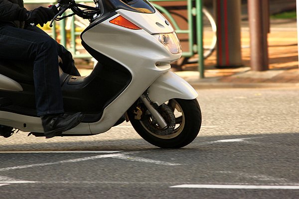 小径ホイールはタイヤのクセが出やすいものだが、SCOOTLINE　SX01は至って素直。車体の傾斜にスムーズに追従する。