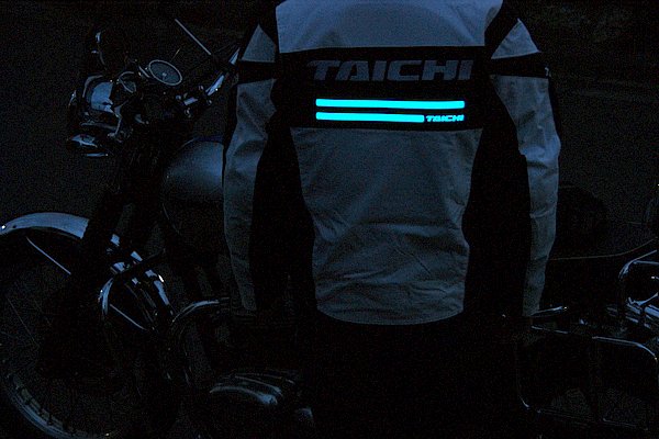 EL発光パネルを点灯すれば暗闇の中でも被視認性は抜群だ。幅広のパネルによってライダーを含むバイク全体を大きく見せる効果がある。