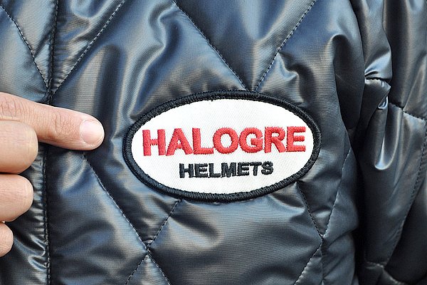 有名ヘルメットブランド「BELL HELMET」のデザインを模したオリジナルワッペン。かなりインパクトのある仕上がりだが、遊び心を感じる。