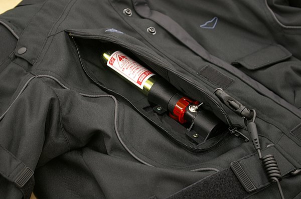 hit-airジャケットのエアバッグを膨らませるボンベは胸元に収納。ライディングの妨げにならないコンパクトなサイズで着心地も良い。また、ジャケットのインナーは脱着式となっている。