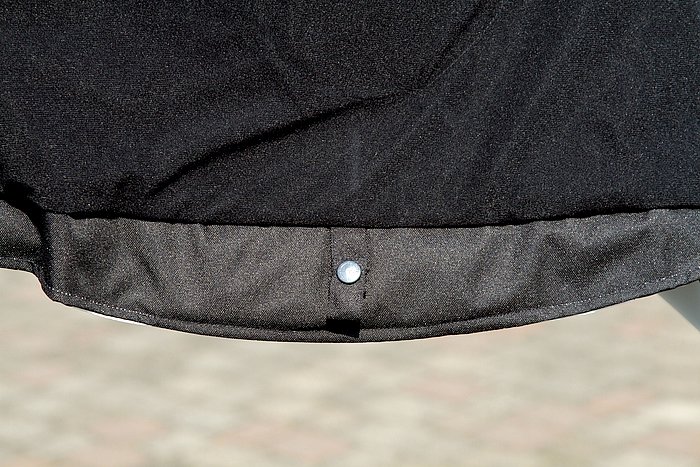 裾部分は背中側のほうが長くなっており、背中からの隙間風が入りにくい。さらにベルトに通せるループが付いていて、前傾姿勢でもジャケットがずり上がらないように留めておける。
